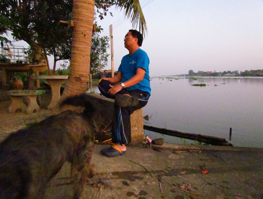 พี่เล็ก นั่งรอ  แต่ใจแกนั่งอยู่บนเรือแล้ว  :grin: :laughing: :laughing: :cheer: