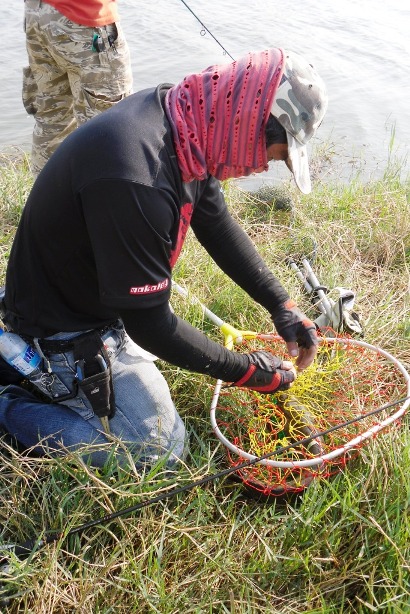 หวัดดี ยามดึกครับ น้าแดนห้วยไคร้ กะน้า Big + Fish 

ชมไปเรื่อยๆนะครับ  
??? เอ๊ะ พี่คนนี้เขาก้มเง