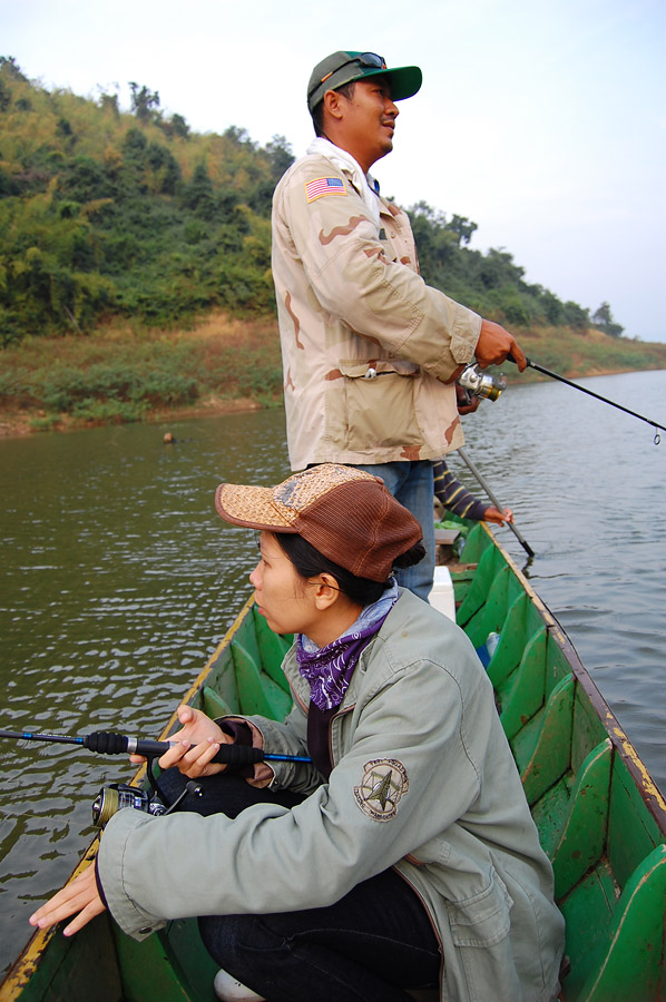 หลังจากที่โดนนำแล้วอยู่ไม่ได้ครับ ช่วยกันหาตัวใหญ่ คู่นี้  เอิ้กๆๆ :laughing: