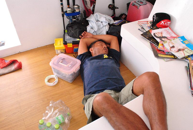 ระหว่างรอปลาขึ้น ก็เดินเข้าไป เอาของในห้อง

เเล้วเราก็ได้เจอ  จอมป่วนนอน อยู่ตรงนี้ นี้เอง  :laugh