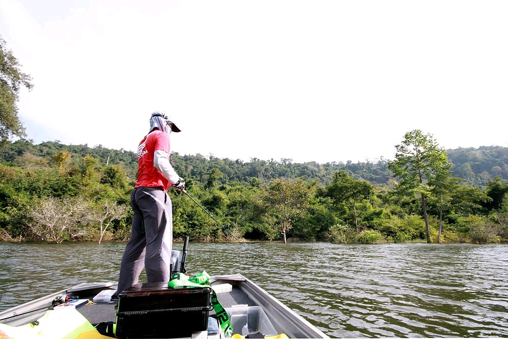 น้าเวปยืนตีเหยื่ออยู่ท้ายเรือ
ส่ว