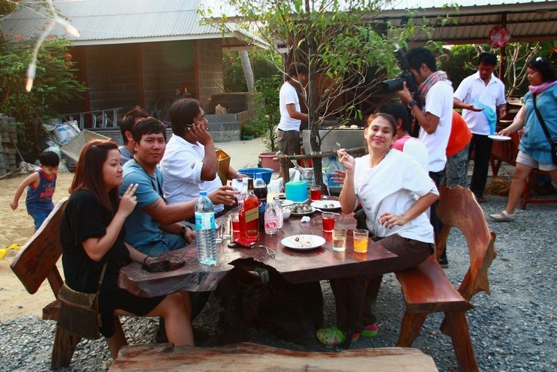 ช่างภาพของทีม เสียดายไม่มีรูปเต็มๆ  :laughing: :laughing: :laughing:

สนใจติดต่อถ่ายภาพงานต่างๆติด