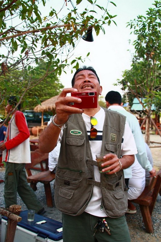 อะไรอ่ะ ใครบังคับลุงเวกถ่ายรูปอ่ะ ร้องไห้ไปถ่ายไป  :laughing: :laughing: :laughing: