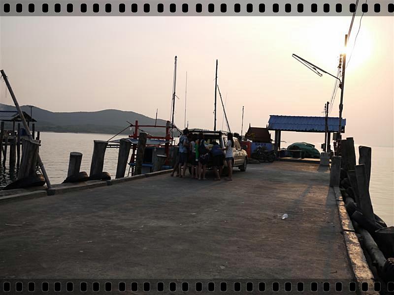  [b]" ท่ามกลางสายตา..งงๆ..ของสาวๆแถวๆนั้น..ที่มาลงเรือลำกลางอีกลำ "[/b]

 :flag: :flag: :flag: :