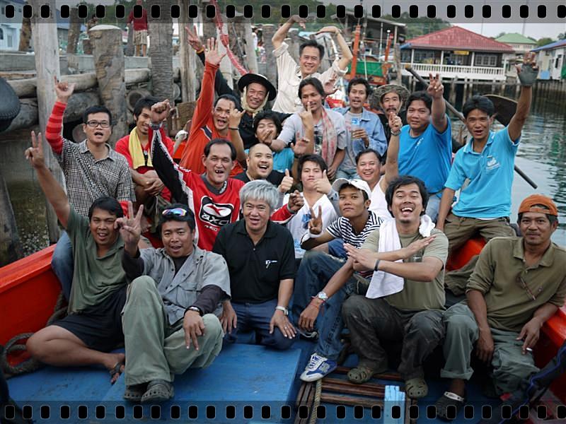  [b]" ขึ้นเรือครบ..ม่ายรุมีอะไรดลใจ..ผมเรียกทุกคนมาถ่ายรูปหมู่ก่อน..ประหนึ่งว่า..หน้าตาหน้าจะดูดีกว