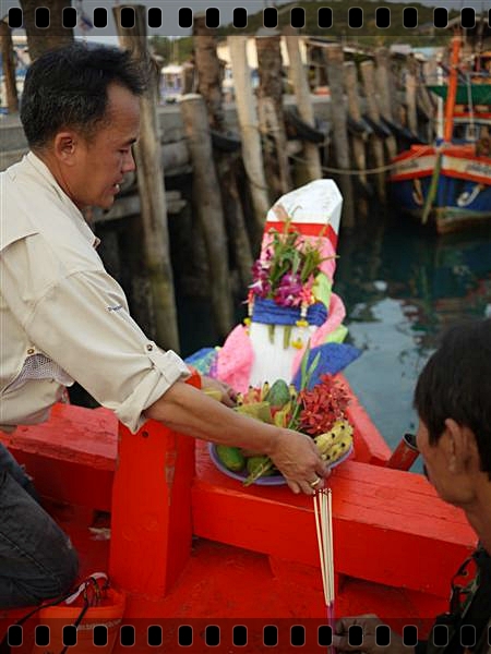  [b]" ก่อนเรือจะออก.ผมก็ประกอบพิธี..ไหว้แม่ย่านาง..เราเคารพสิ่งที่เคารพบูชา.."[/b]

 :love: :lov