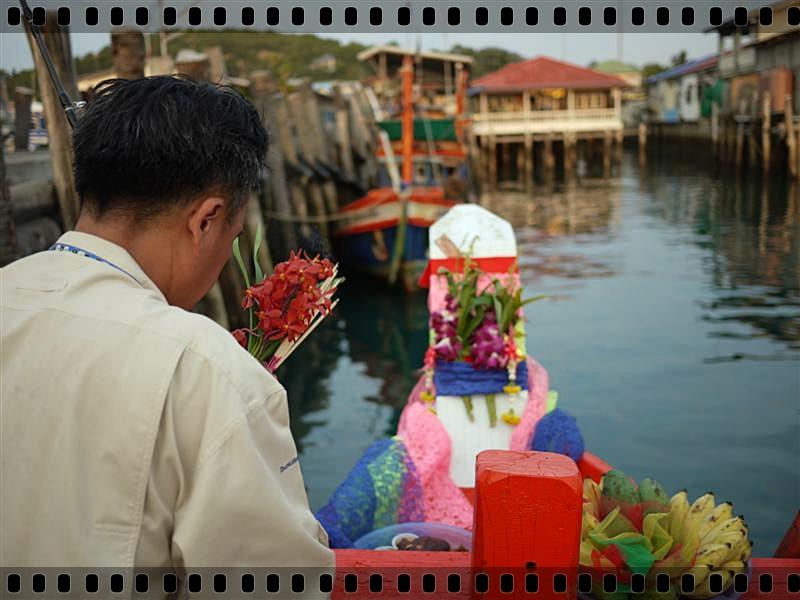  [b]" เจ้าประคุ้น...แม่ย่านางและเทวดาที่สิ่งอยู่ในทะเล..ได้โปรดคุ้มครองพวกเราให้ปลอดภัยทุกๆคน...ลูก