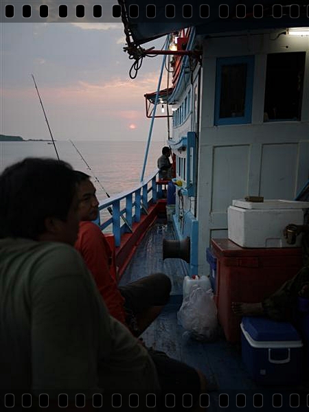  [b]" ได้เวลาหกโมงกว่าๆ...ไต๋เรืองหันหัวเรือสู่หมายนอก...48ไมล์ทะเล..แนวเดียวกับ..หัวหิน.."[/b] :r