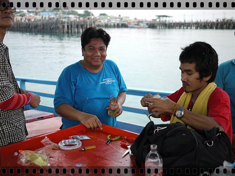  [b]" บรรยากาสบนเรือ..อะไรๆก็ดีไปหมด..น้ากบ กะน้าแจ๊ค..เริ่มทำสายหน้าตั้งแต่เรือยังไม่พ้นแนวแสมสาร 
