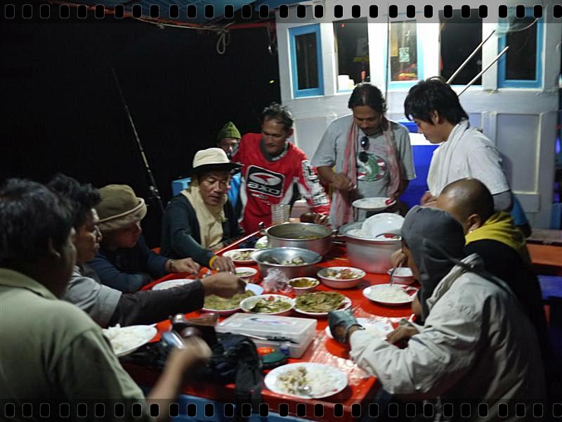  [b]" สุขใดจะปานเท่า ได้ออกจากบ้านมากินข้าวบนเรือ..สุขจริงๆ....แต่..จานทำมายมานกลิ้งไปกลิ้งมาวุ้ย 