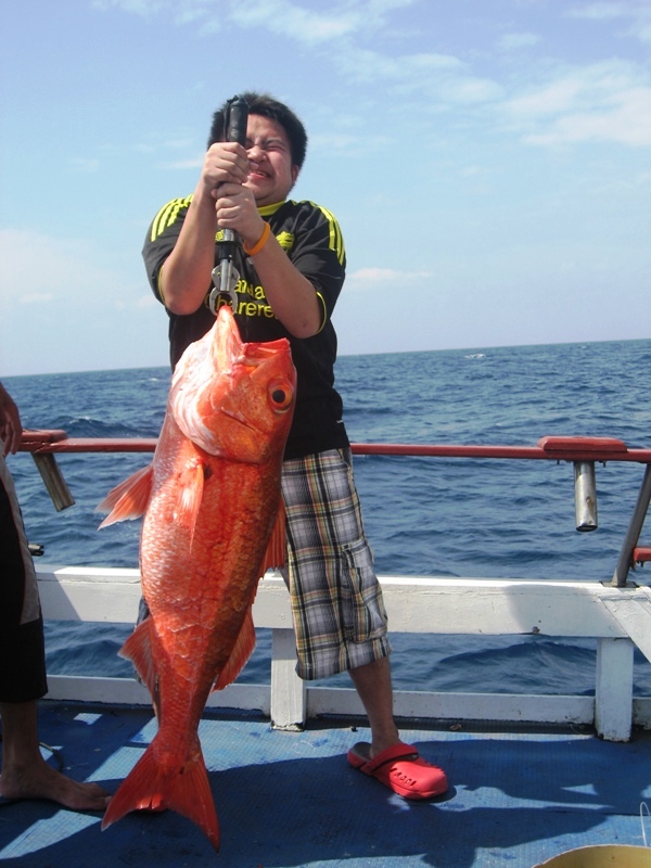 น้ำหนักขนาดไหน ดูสีหน้าคนยกปลา  :grin: