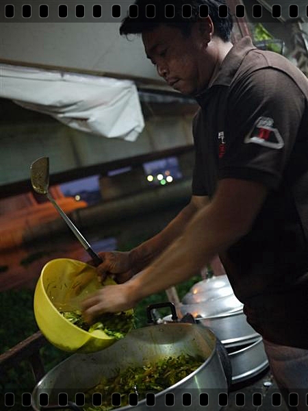   [b]" ตกปลาได้แค่ สี่ตัว....ต้องมาทำกับข้าวให้เพื่อนกิน..เซ็งเป็ดเลยตรู.."  น้าป๊อป บ่นไปชิมไป..5
