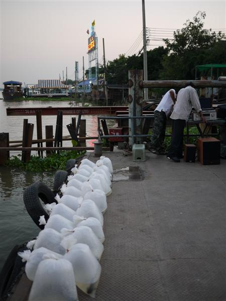  [b]ไม่มีใครถามผมว่า..ทำทำไม..ทำไปเพื่ออะไร...??[/b]