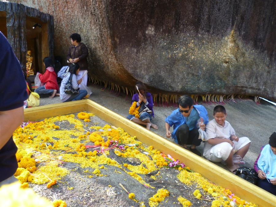 นมัสการรอยพระพุทธบาท