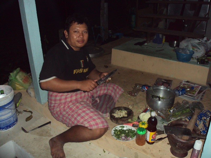 พ่อครัวพร้...อ..ม....เอ่อ รับทุกงานคับคนนี้ :laughing: :laughing: