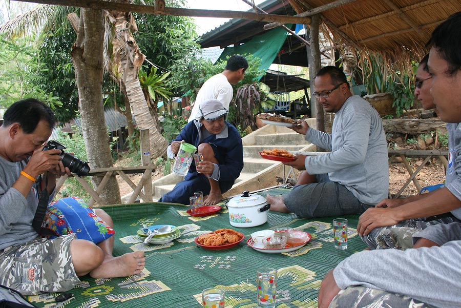 พักกินข้าก่อนครับ........บ้านไตไก่.....กับข้าวอร่อย....มาก....เลย...บรรยากาศน่านอนด้วย........ :umh: