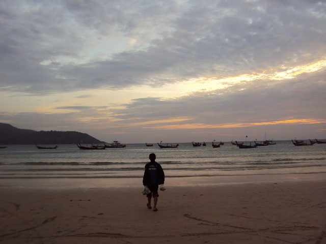 ผมได้โทรหาบอยซึ่งออกมาล่วงหน้าตั้งแต่เที่ยงวัน ให้มารับที่ชายหาดหน้ากะตะซึ่งมีน้าหนมเดินนำหน้าไป
 :