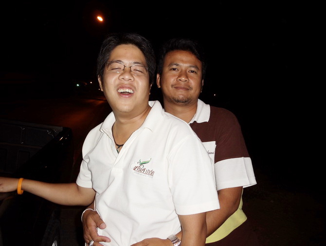น้าแดง กับ น้ายอด ครับ.......ถ่ายรูปแล้วยังจะเล่นกันอีก คึกครื้นกันจริงนะ :laughing: :laughing: :lau
