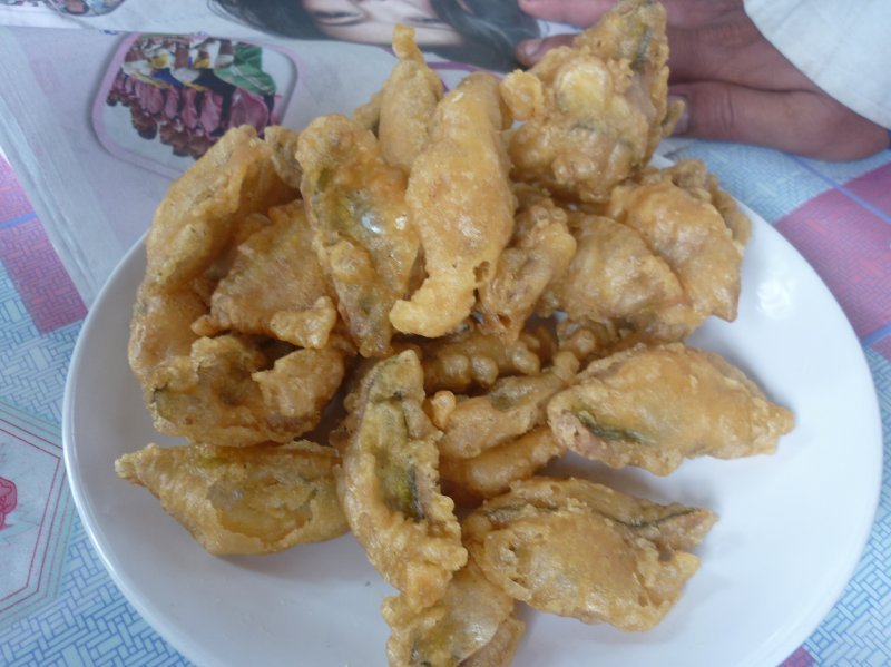 

อันนี้ปลาชุบแป้งทอดเจ้าอร่อย............(อร่อยจริง ๆ นะ จะบอกให้)....... :umh: :umh: :umh: