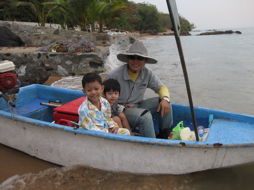 ประกอบเรือเสร็จ ไต๋จุกไปซื้อเหยื่อ พอดีพาเจ้าตัวแสบไปด้วย ร้องอยากนั่งเรือเลยได้โอกาศ เทสเรือซะเลย  