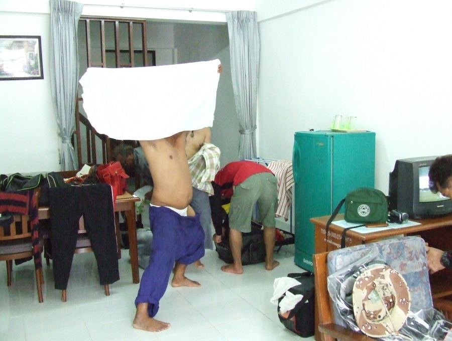 ปิดท้ายกันด้วยภาพนี้ละกัน!
ด้วยจรรยาบรรณแล้วมิอาจให้เห็นหน้าได้ เดาเอาก็แล้วกันไผเป็ยไผ อาบน้ำที่บ้