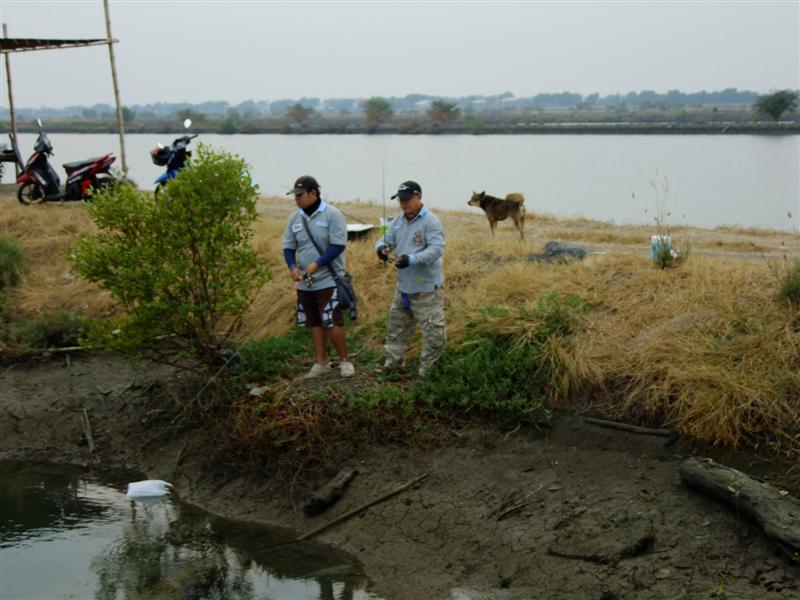 น้าต้น เรือใหญ่ กับ น้าทวี เริ่มตีตรงหมายเด็ด ก่อนเลยครับ 

[b]ปล.ยังมีอีก 2 - 3 รูปครับ ที่ใช้ฟัง