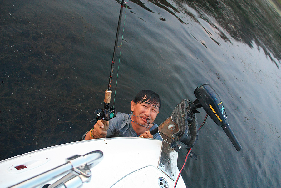  ......ท่ามกลางอากาศเย็นๆ ของยามเช้า....
ออกเรือมาก่อน เข้าหมายไปปุ๊บ....ป๋าอ๊อดตีเหยื่อไปปั๊บ...
