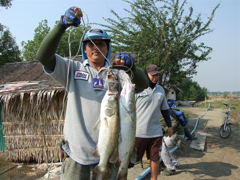 เดินยิงยาวมาท้ายบ่อเลยครับ ได้ยินข่าวว่ามีคนหล่อครับ  :cool: :cool: :cool: :cool: :cool: :cool: :coo