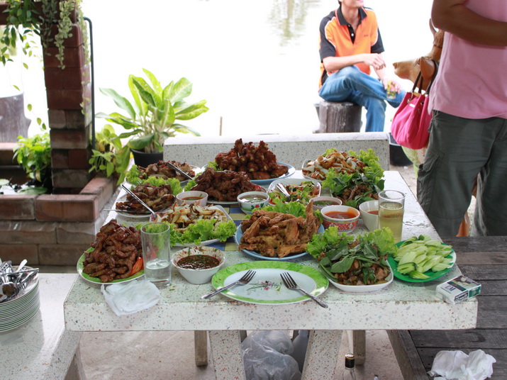 ที่บ่อสักทอง อาหารอร่อยครับ ราคาก็ไม่แพงด้วยครับ  ถูกมากๆ   :cheer: :cheer: :cheer: :cheer: