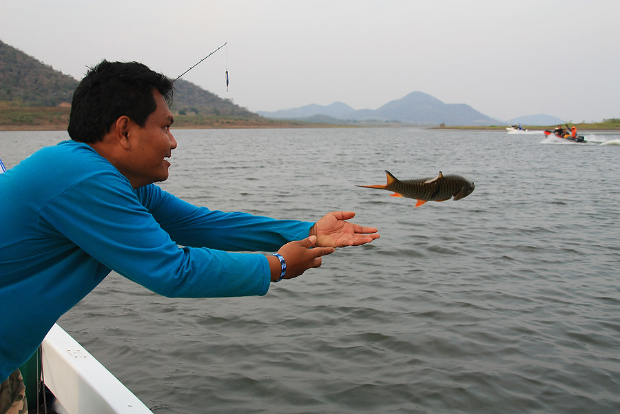 ได้ทำกระสูบบินจังหวะเดียวก๊ะ เรือของน้าซ้งผ่านมาพอดี
 :grin: :grin: :grin: