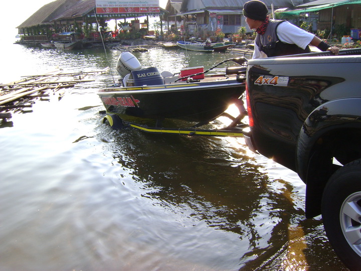 รีบเอาเรือลงน้ำกันเลย สายมากแล้ว กว่าจะวิ่งเรือไปถึงหมาย คงไม่ทันน้ำเช้าแล้วล่ะ  :grin: