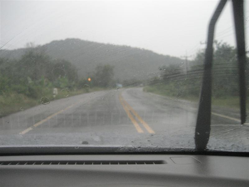 พอถึงชุมพร ฝนก็ตกลงมาตลอดทางเลยครับ....