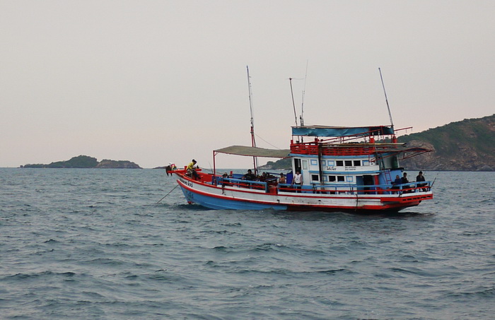 มีเรือลำใหญ่ๆใต๋ตัวใหญ่ๆตลกๆ จอดอัดปลาอยู่ก่อนแล้ว ไม่ทราบว่าน้าทีมใหนครับ