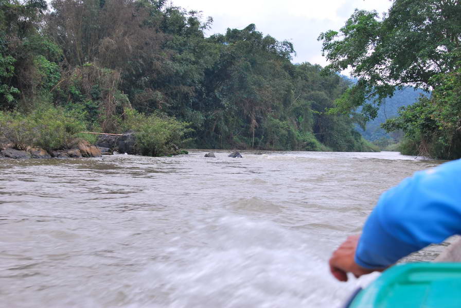 [b]สายน้ำยังใส...เรือขุดด้วยไม้ตะเคียนใหญ่นั่ง5คนสบายๆวิ่งผ่านโขดหินแก่งเล็กๆกระแสน้ำยังไม่แรงเท่าไร