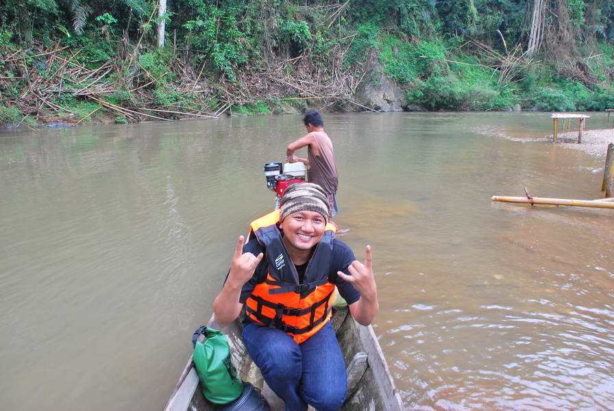 [b]เรือมาได้ครึ่งทางต้องเติมน้ำมันครับ...เจอจุดสกัดของหน่วยป่าไม้ทางน้ำครับ...แต่ปัจจุบันหน่วยเหลือแ