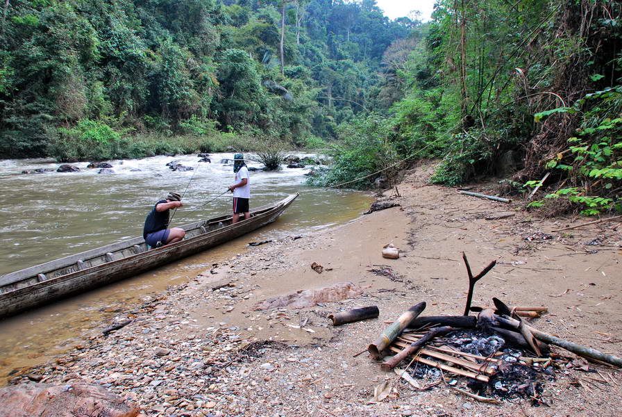 [b]จอดเรือลงเดินดูเจอรอยของคนที่เข้ามาครับรอยยังใหม่อยู่ครับไม่เกิน2-3วัน...ดูจากกองไฟแล้วมีสิ่งที่บ