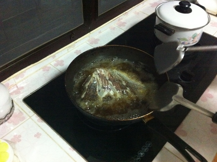น้าอู๊ด  ทอดปลา  (ทำปลากะพงทอดน้ำปลา)