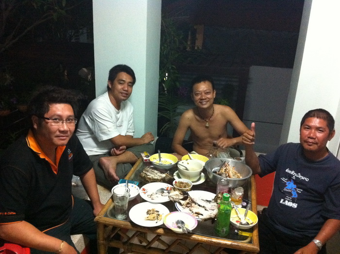 เมื่อ อาหารเสร็จแล้ว ก็มาตั้งวงกิน