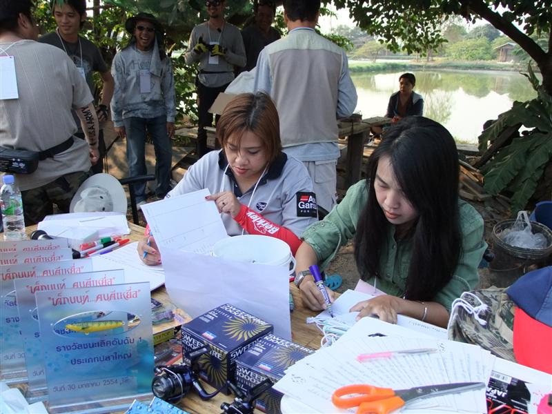 ดูซิ ทำงานเอาเป็น เอาตาย ขนาดนี้ ถ้า ปลายางทีม มีงาน ไม่เชิญไปงาน คงไม่ได้แน่ๆ  อิอิ
:love: :love: 