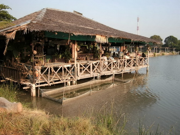 ..นี่ส่วนของร้านอาหาร..บรรยากาศดีมากนะ..เหมือนมีมนต์ยังไงไม่รู้..นักตกปลาเข้าไปแล้วหายไม่ยอมออกมาตกร
