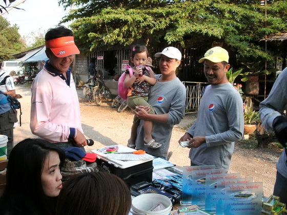 ..น้าแอ๊ป..สุขโขทีม..มีกองเชียร์หนูน้อยมาด้วย.. :grin: