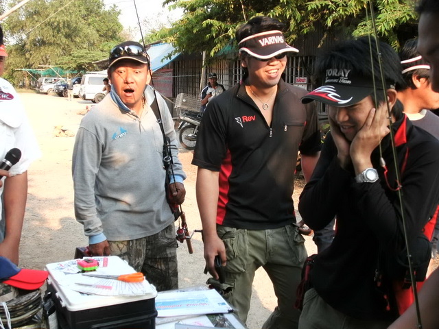 ..เอ้า..มาถึงก็ไม่รู้ตะลึงอะไรที่โต๊ะลงทะเบียน.. :laughing: :laughing: