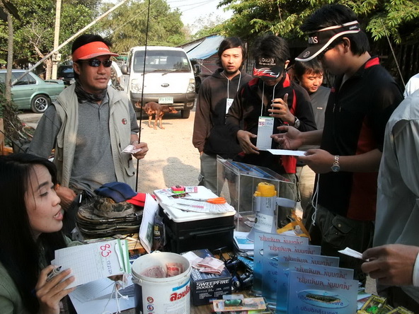 ..น้าเสริฐวันนี้ลุยเดี่ยว..มาหาคู่บัดดี้เอาที่งานเลย..สุดยอดครับ.. :grin: