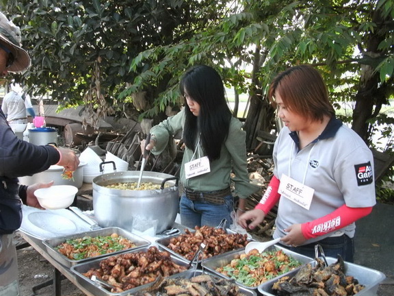 ..เจ้าหน้าที่ลงทะเบียน..รับจ๊อบตักอาหารต่อ.. :laughing: :laughing:
