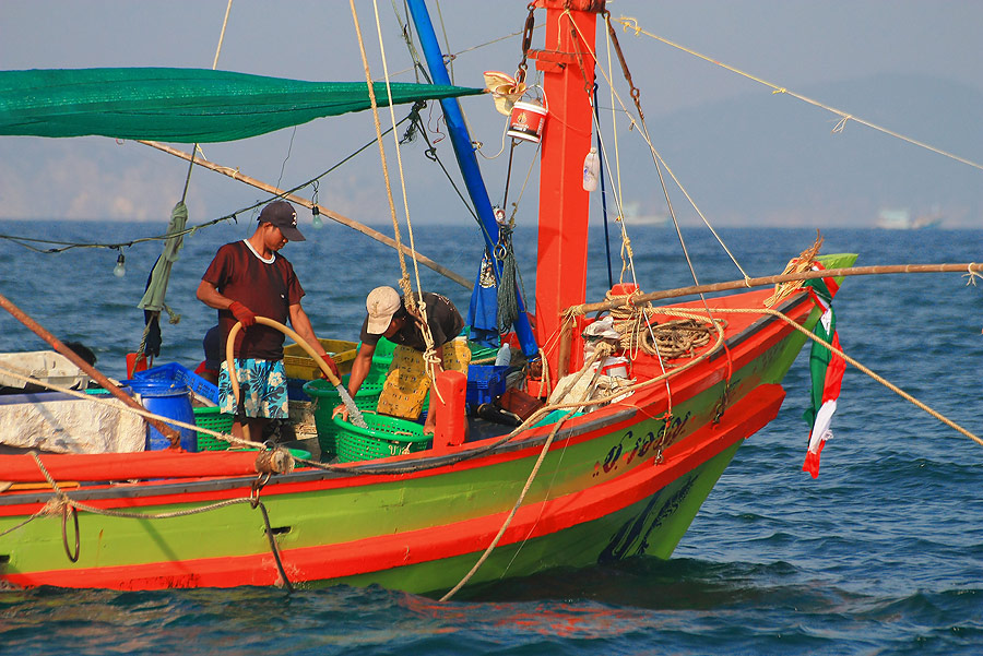เรือตกปลา ร่วมสายน้ำได้ยินวิทยุคุย