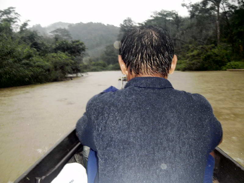 [b]ลุงผู้ใหญ่วิชิตนั่งสั่นแง๊กๆอยู่หัวเรือค่อยคัดหัวเรือไม่ให้ชนโขดหินหรือต้นไม้ครับแกโดนฝนโดนลมเต็ม