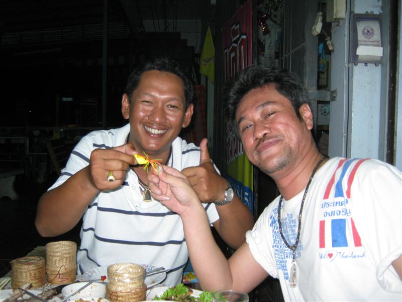 นี่ตาตุ๋ยก็โดนอีกตัวไม่ให้เสียชื่อนั่งกินอยู่หน้าร้านนนนนนนจะเอาไปขายรึไงหว่า :laughing: