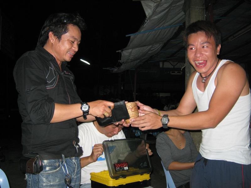 น้าน้ำชนะประมูลรู้สึกว่าตาต่ายจะดีใจมากกว่าคนประมูลได้อีก555 :laughing:
