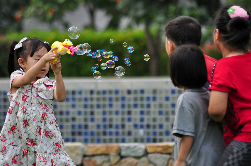 
เด็กๆลงมาเล่นที่สวนตอนเย็นๆ เด็กญี่ปุ่นเล่นBubble ให้เพื่อนๆไล่จับ   :laughing: :grin: :grin: :gri