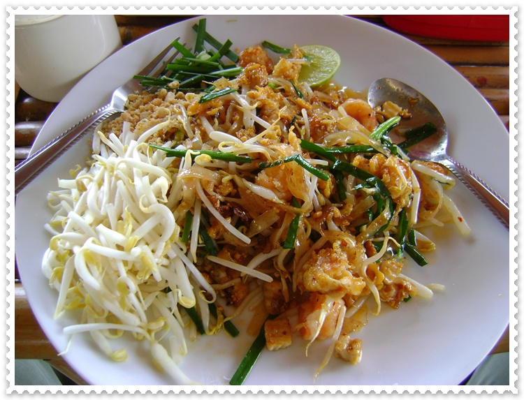 ตกบ่ายเริ่มหิวครับ สั่ง ผัดไท กุ้งสดเหมือนเดิมครับ  :grin: :grin: :grin: